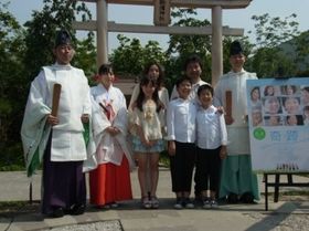 鉄道神社で『奇跡』の大ヒット祈願を行った一同