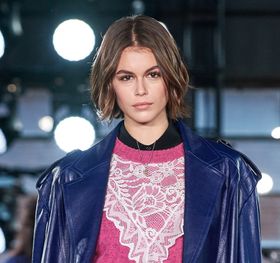 パリ・ファッションウィークでランウェイを歩いたカイア・ガーバー