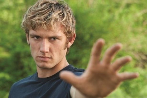 主演は『アレックス・ライダー』に出演した若手注目株のアレックス・ペティファー