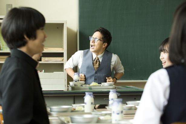 給食を前に、ノリノリで校歌を歌う甘利田