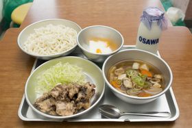 ソフト麺、鯨肉の竜田揚げ、ミルメーク…みんなが大好きな懐かしい給食が登場！