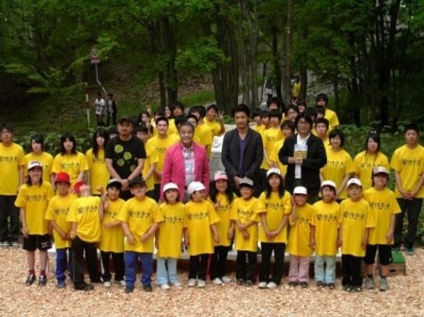 名寄市の子供たちと。「おかえりー！」の歓迎に、西田と玉山からは笑顔がこぼれた