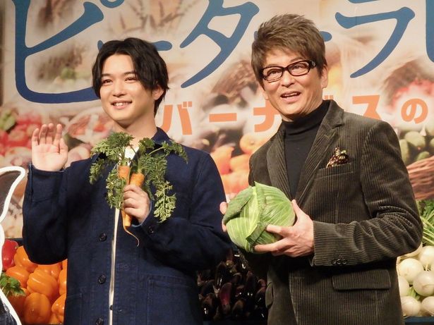 千葉はウサギにちなんでニンジン、哀川は自身がいちばん好きな野菜のキャベツを持ってポーズ