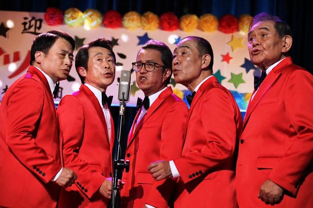 25年に渡って舞台を上演してきた”ハローナイツ”のメンバーは、劇中でも息の合ったコーラスを披露している