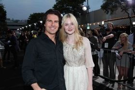 『スーパーエイト』LAプレミアの応援に駆けつけたトム・クルーズと出演者のエル・ファニング(右)