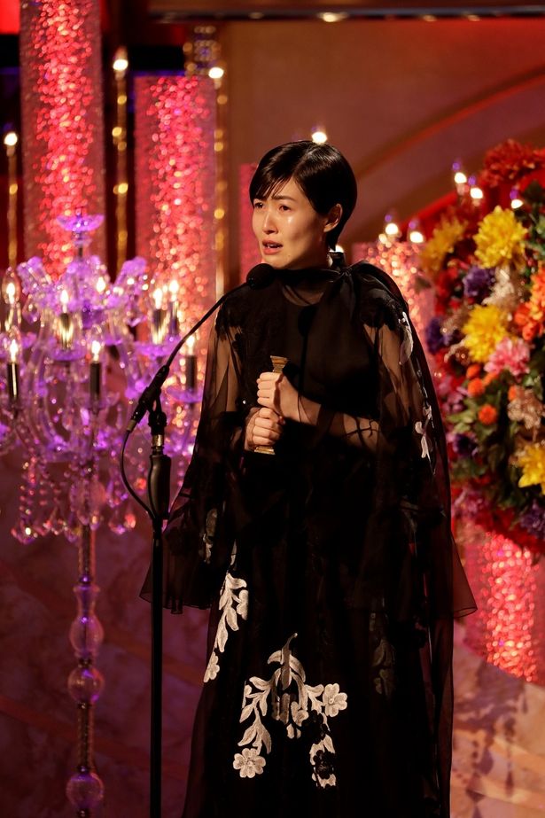 【写真を見る】『新聞記者』で最優秀主演女優賞を受賞し、涙ながらにスピーチするシム・ウンギョン