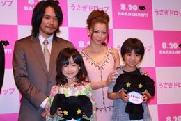 手前左から、芦田愛菜、佐藤瑠生亮　後列左から、松山ケンイチ、香里奈