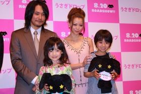 手前左から、芦田愛菜、佐藤瑠生亮　後列左から、松山ケンイチ、香里奈