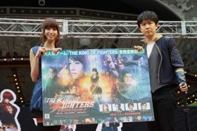 コスプレ姿で登場した、左から、小清水亜美、杉田智和