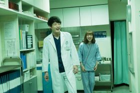  約5年ぶりに共演をはたした坂口と永野、オフショットは必見！