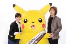 映画公開に向け、握手を交わしたELTの持田香織(左)＆伊藤一朗(右)とピカチュウ