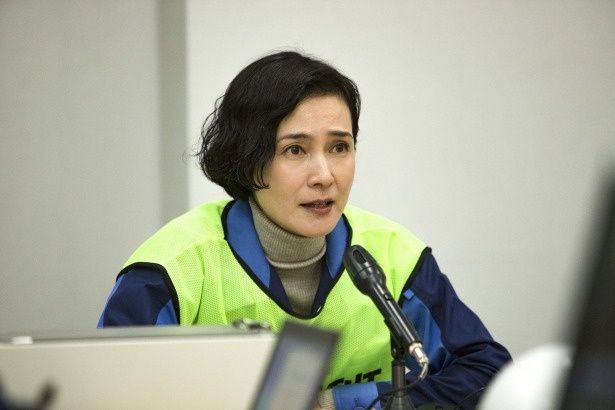 総務の浅野真理(安田成美)は、作業員たちを精神的にもサポートしていく