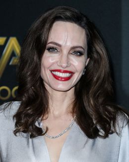 父とは不仲とされるアンジー