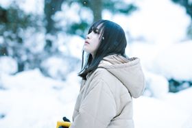 物憂げな表情もかわいらしい…少女の繊細な感情を巧みに演じる南