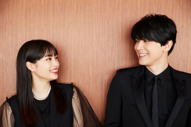 【写真を見る】満面の笑みで見つめ合う広瀬すずと吉沢亮＜写真12点＞