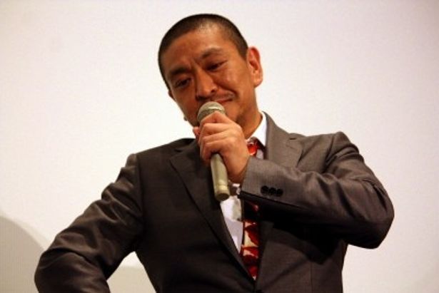 ティーチインでは、観客の質問に興味深く耳を傾けていた松本監督