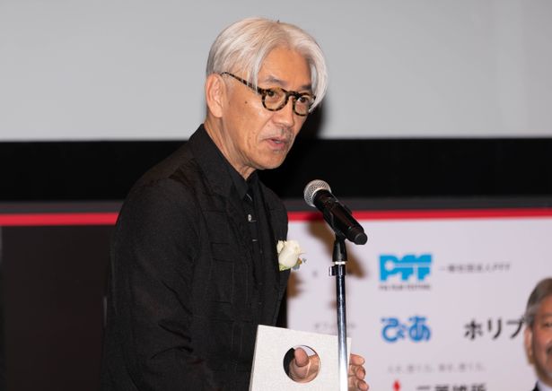 審査員長を務めた坂本龍一が自ら小田監督を推薦したのだとか