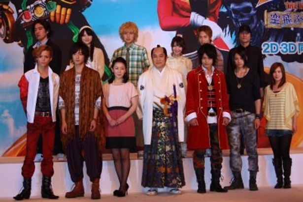 【写真をもっと見る】会見では人気沸騰のイケメンライダーたちが勢ぞろい