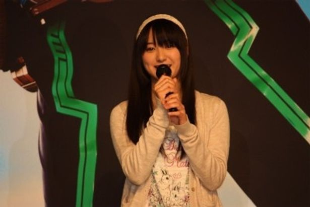 泉比奈役の高田里穂