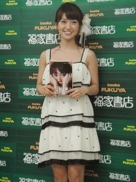 1stフォトブック「優子」の発売を記念し、握手会を開催した大島優子