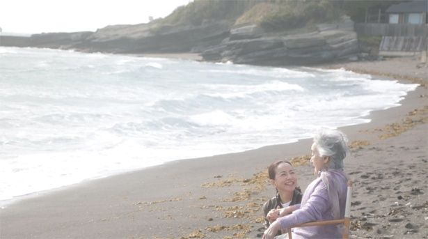 浜辺での仲睦まじい母娘の会話に思わずほっこり…