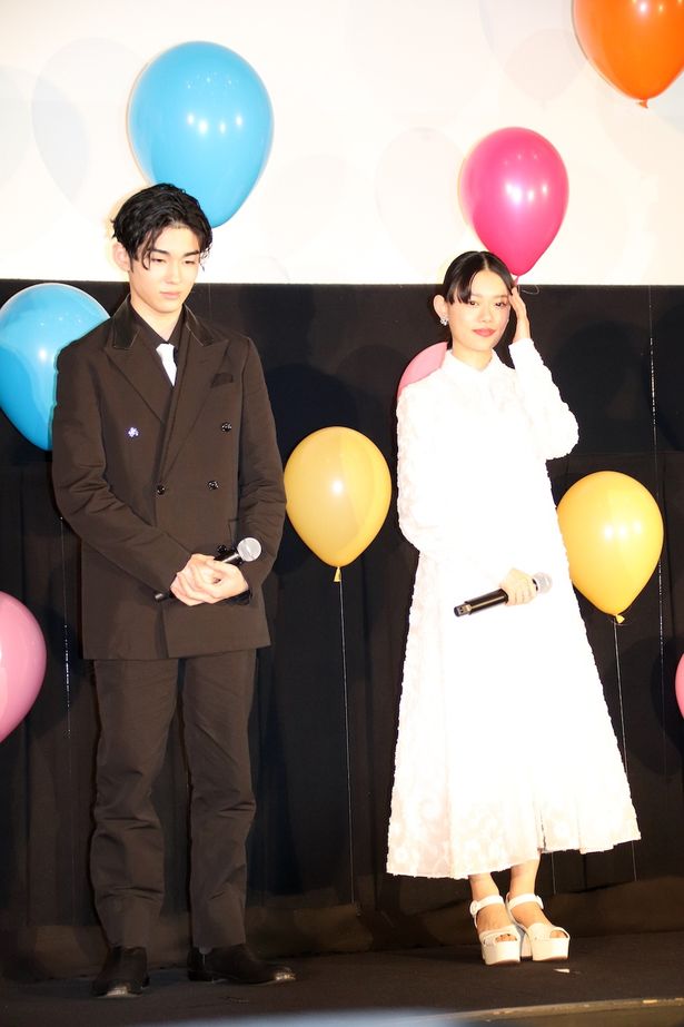杉咲花は純白のワンピース姿