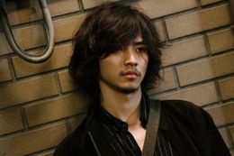 友人と立ち上げた「劇団おろか」で脚本と演出を担当している永田(山崎賢人)