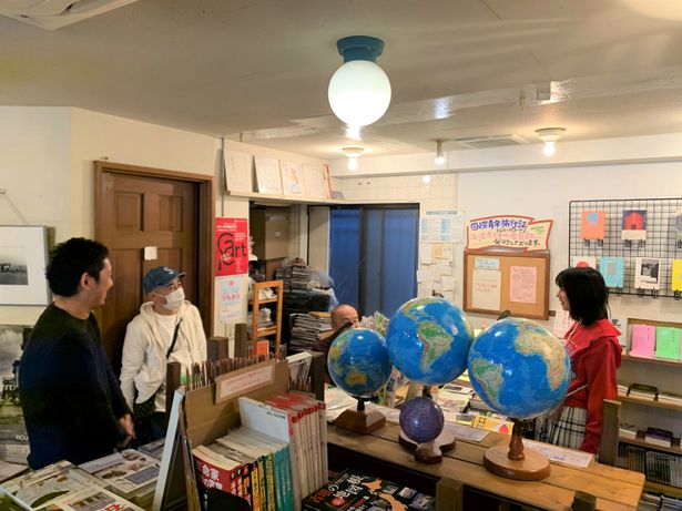 本屋の中をよく見ると、塚本監督の書籍が…