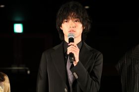 『劇場』の完成披露イベントに登壇した山崎賢人
