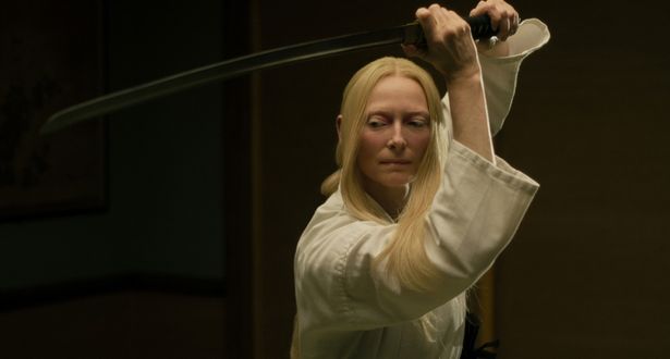 ティルダ・スウィントンらビッグネームたちがクセ強すぎのキャラクターを怪演！