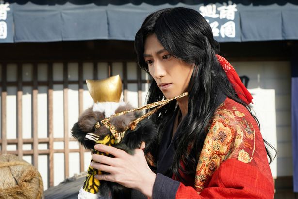 主人公の“死神遣い”久坂幻士郎役を演じるのは「刀剣乱舞」シリーズの鈴木拡樹