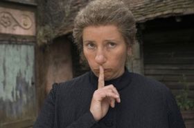 どこかユーモラスなマクフィーに扮したエマ・トンプソン