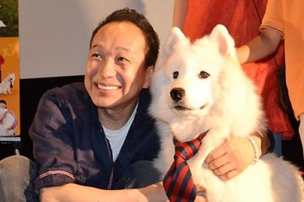 笑顔がそっくり(!?)な小日向文世とサモエド犬のサモン