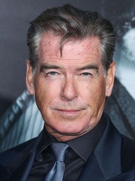 ビーチでパパラッチされたピアース・ブロスナン