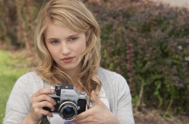 ディアナ・アグロンは孤独を好む謎めいた美少女サラを演じている