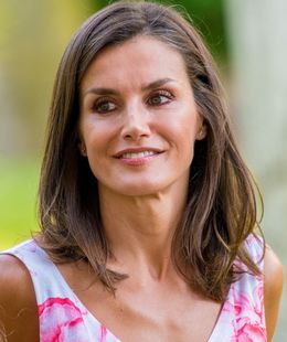 美しい顔立ちで鮮やかカラーの着こなしも得意なレティシア王妃