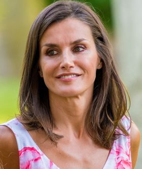 美しい顔立ちで鮮やかカラーの着こなしも得意なレティシア王妃