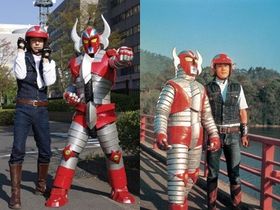 1970年代のオリジナル版(右)と板尾創路主演のリメイク版(左)