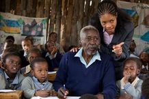 83歳の小学一年生が、孫のような同級生と机を並べて勉強する