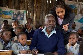 83歳の小学一年生が、孫のような同級生と机を並べて勉強する