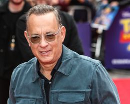 自主隔離生活を送るトム・ハンクスが「サタデー・ナイト・ライブ」に登場！