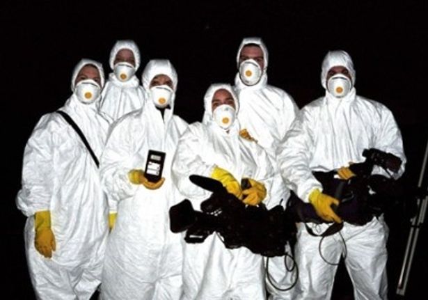 【写真】防護服を着込み事故現場の撮影に臨むクルーたち