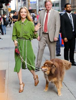 愛犬と散歩するアマンダ