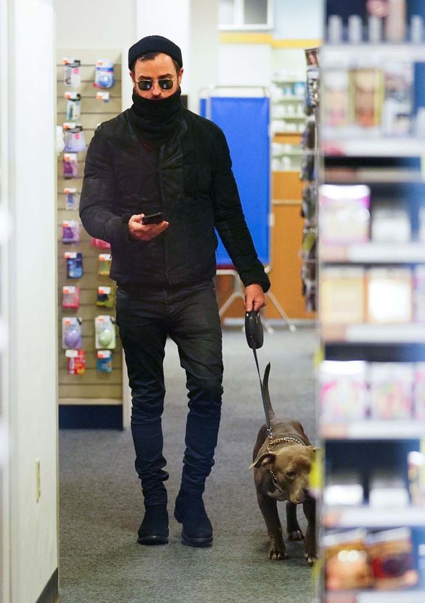 買い物中でも一緒に行動する愛犬家
