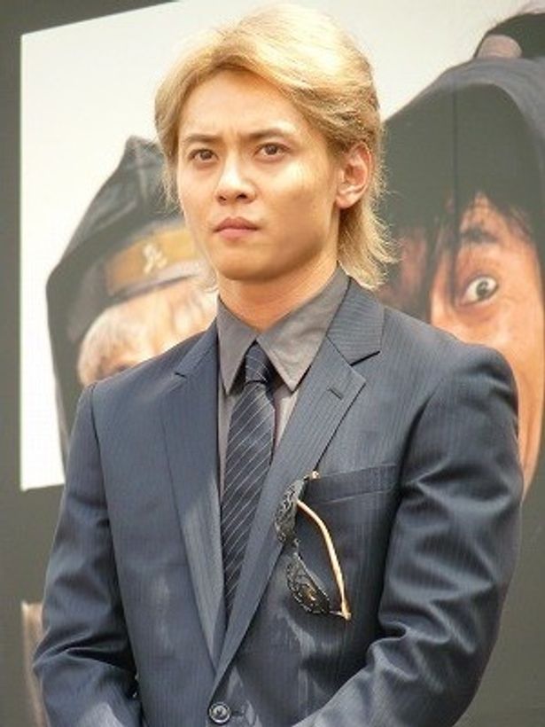 石垣佑磨は竹中直人と共にコミカルな演技を見せる