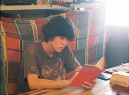 『愛がなんだ』で青(せい)を演じた若葉竜也が、『街の上で』では主人公の青(あお)に！