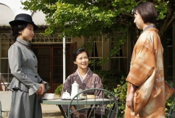 百合子(左)を演じるのは映画初出演の歌手・一十三十三