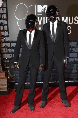 トーマ・バンガルテルとギ=マニュエル・ド・オメン＝クリスの二人組エレクトロデュオ、ダフト・パンク