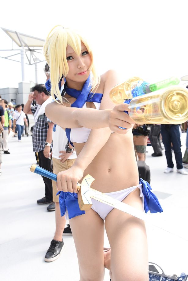「Fate/Grand Order」のアルトリア・ペンドラゴンに扮する望月もち子さん