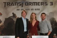 日本への来日が決まった、左からマイケル・ベイ監督、ロージー・ハンティントン＝ホワイトリー、シャイア・ラブーフ